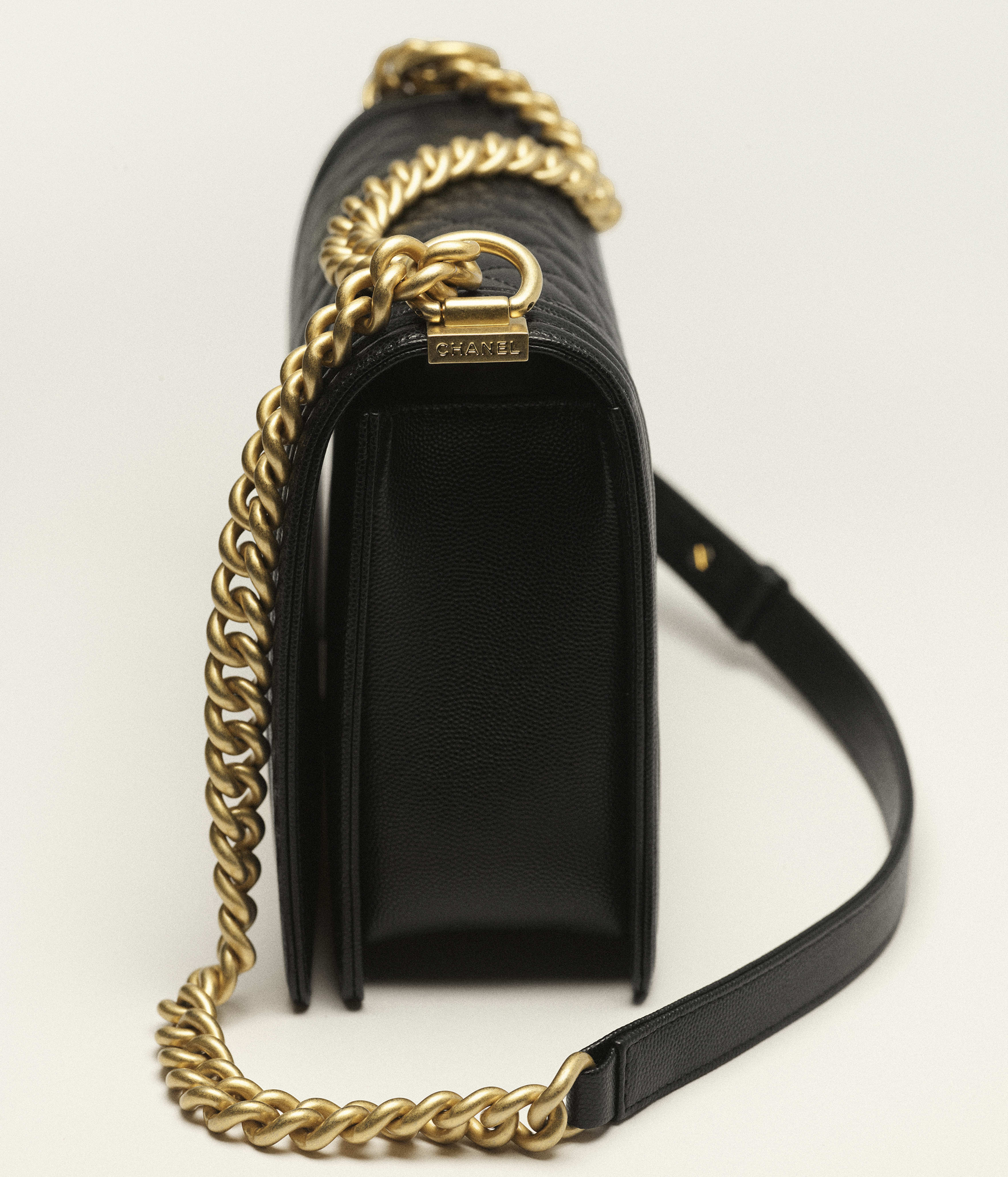 Tas Tangan Besar BOY CHANEL - Hitam - Kulit Sapi Muda Berserat & Logam Warna Emas - tampilan artistik 4